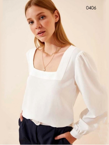 Блуза белого цвета с квадратным вырезом