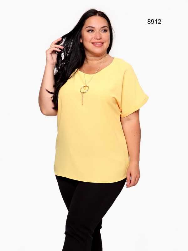 Желтая блуза с бижутерией 