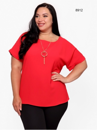 Красная блуза с бижутерией 