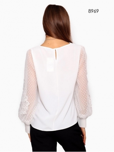 Белая блуза с красивыми кружевными рукавами батал