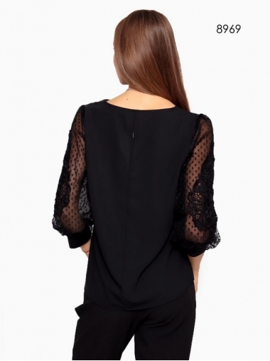 Черная блуза с красивыми кружевными рукавами батал