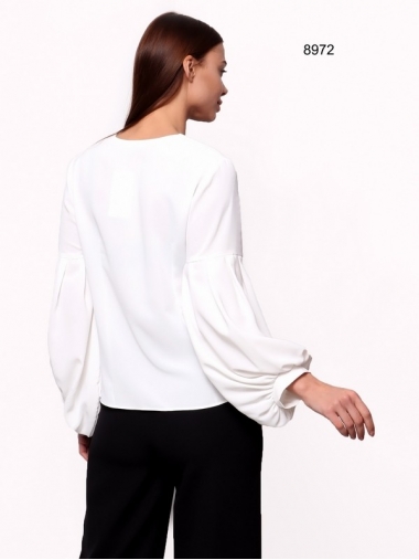 Блуза белая с объемными рукавами 