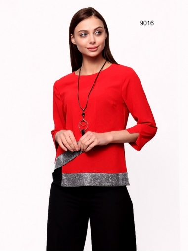 Блуза красного цвета с декором из люрекса  