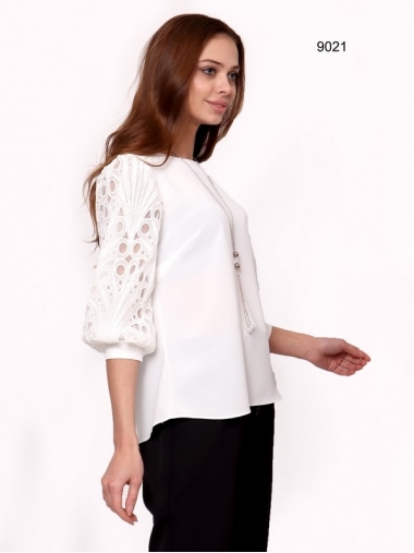 Белая блуза с кружевными рукавами 