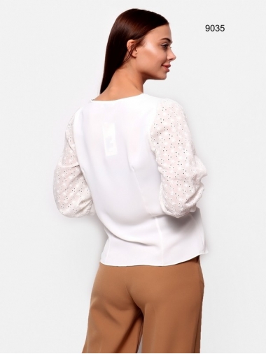 Блуза белого цвета с рукавами три четверти батал 