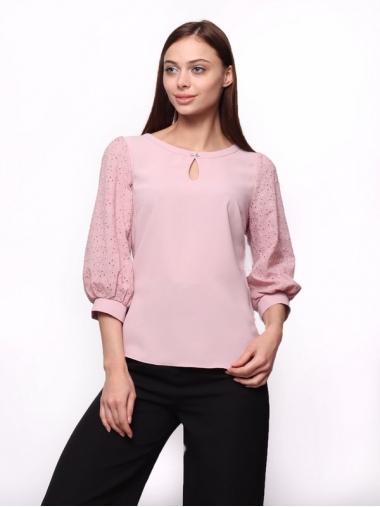Блуза пудрового цвета с рукавами три четверти 