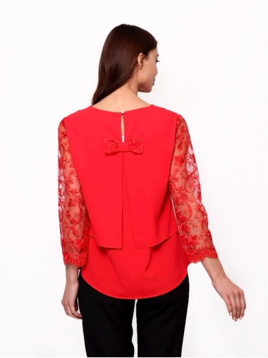 Красная блуза с кружевными рукавами 
