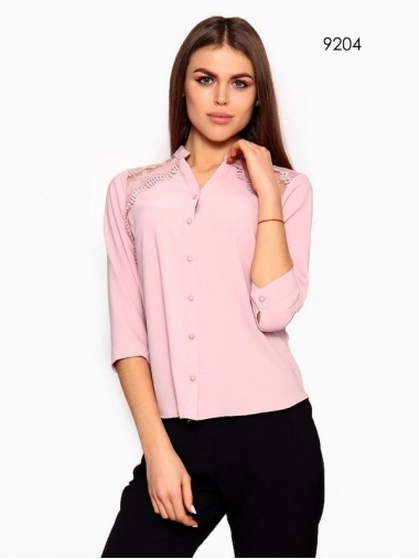 Пудрового цвета блуза с кружевными вставками