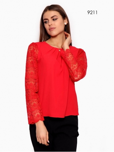 Красная блуза с рукавами из кружева