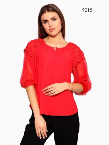 Красная блуза с элементами кружева 