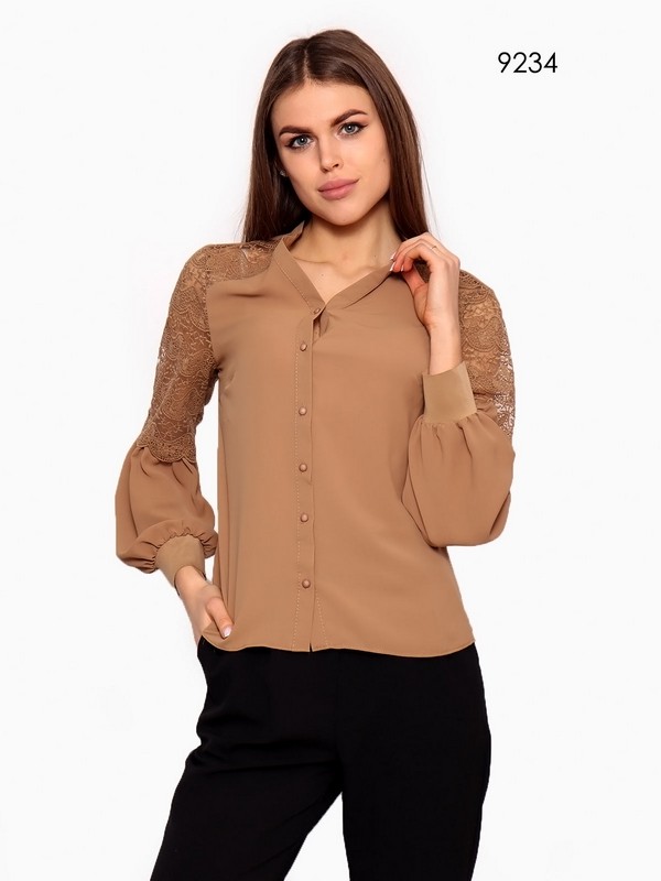 Блуза бежевого цвета с кружевными вставками