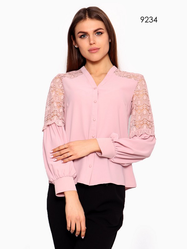 Блуза пудрового цвета с кружевными вставками