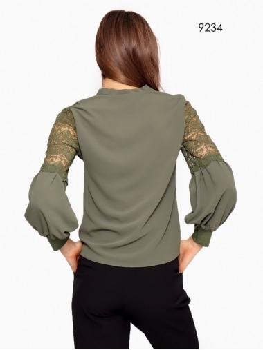 Блуза цвета хаки с кружевными вставками