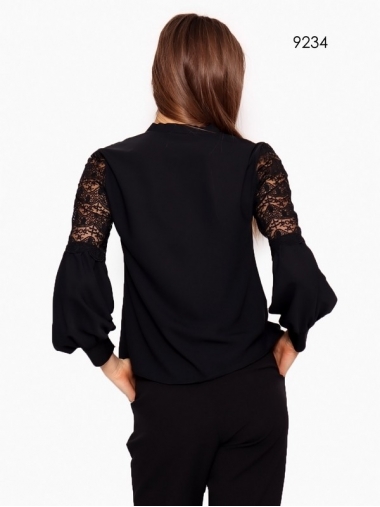 Блуза черного цвета с кружевными вставками