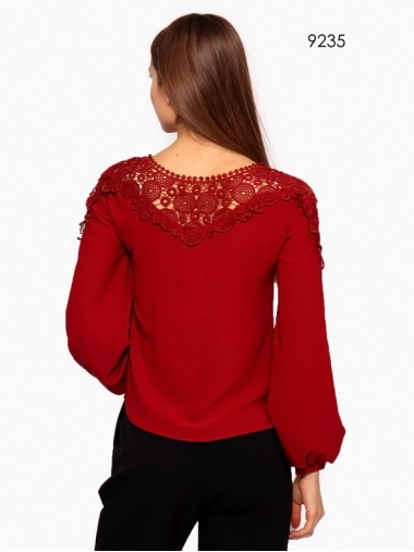 Бордовая блуза с декором из кружева