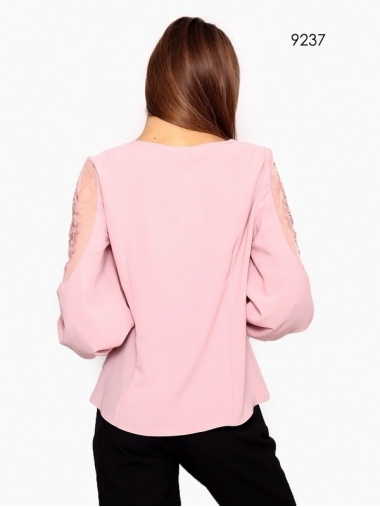 Блуза пудрового цвета с объемными рукавами батал