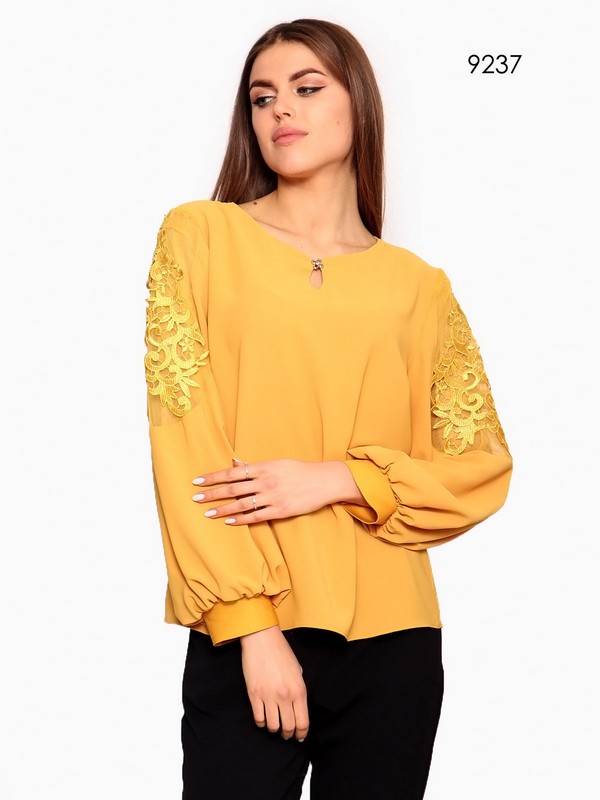 Блуза горчичного цвета с объемными рукавами батал
