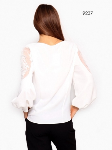 Блуза белого цвета с объемными рукавами батал