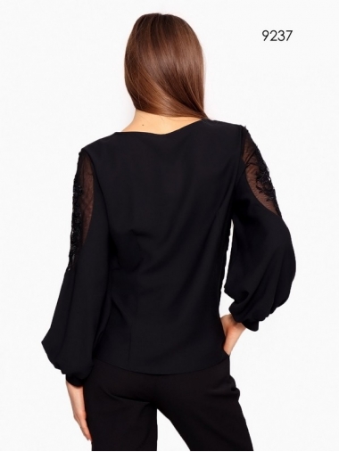 Блуза черного цвета с объемными рукавами батал
