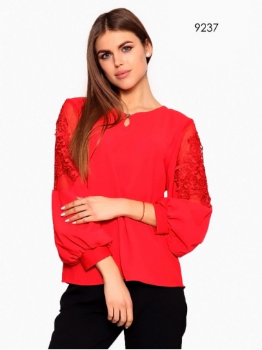 Блуза красного цвета с объемными рукавами батал