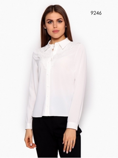 Блуза белого цвета с кружевными рукавами