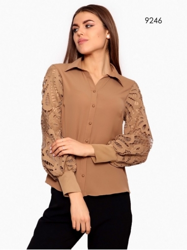 Блуза бежевого цвета с кружевными рукавами