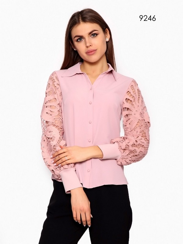 Блуза пудрового цвета с кружевными рукавами