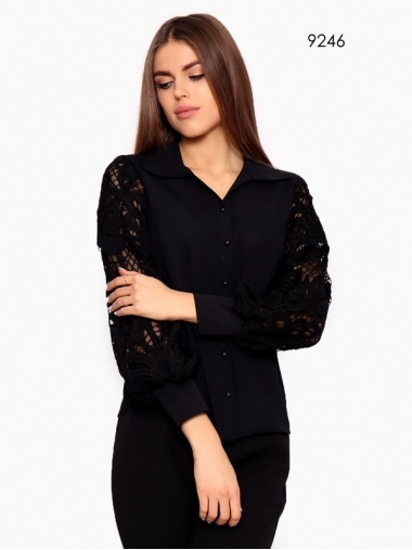 Блуза черного цвета с кружевными рукавами