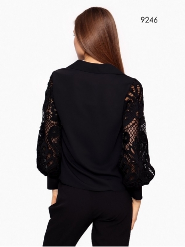 Блуза черного цвета с кружевными рукавами