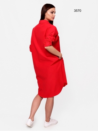 Платье-рубашка красного цвета с декором 
