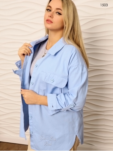Стильная женская котоновая рубашка голубого цвета