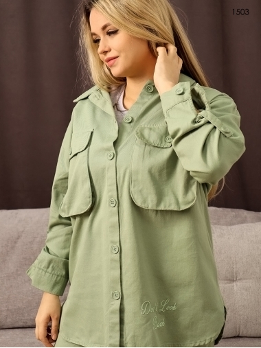 Стильная женская котоновая рубашка зеленого цвета