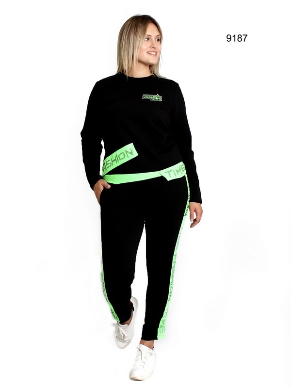 Спортивный костюм с зелеными вставками 