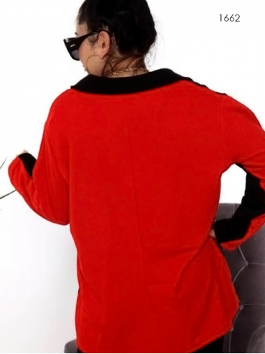 Пиджак черного цвета с красными вставками