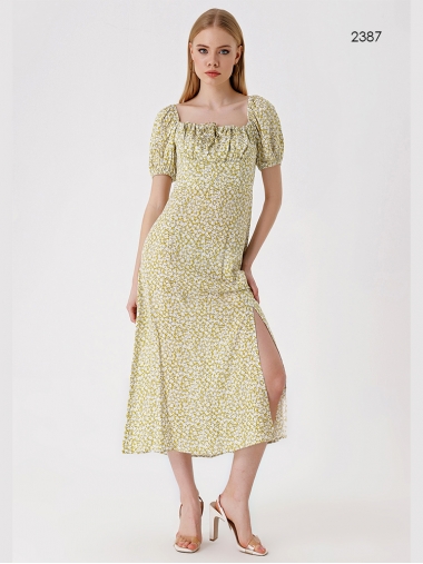 Платье с разрезом в оливковый принт