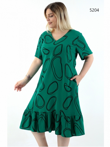 Зеленое платье в принт батал